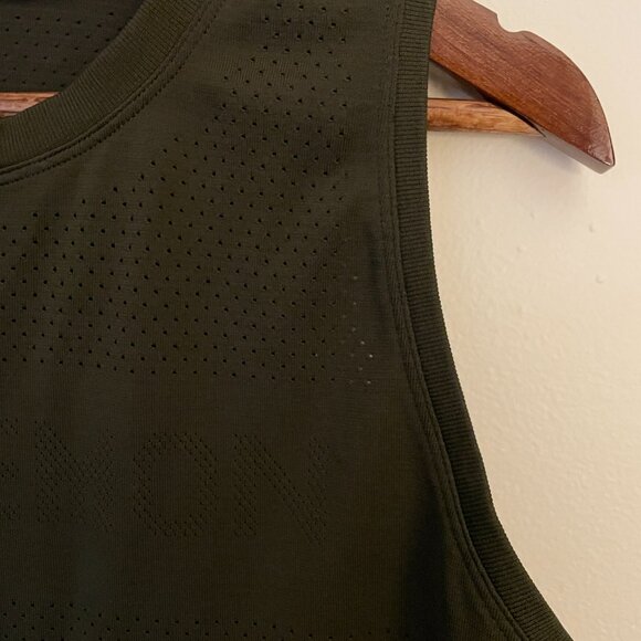 Lululemon Breeze By Muscle Crop Tank, Size 8, Pre-Owned - Fair Condition - Picture 5 of 10